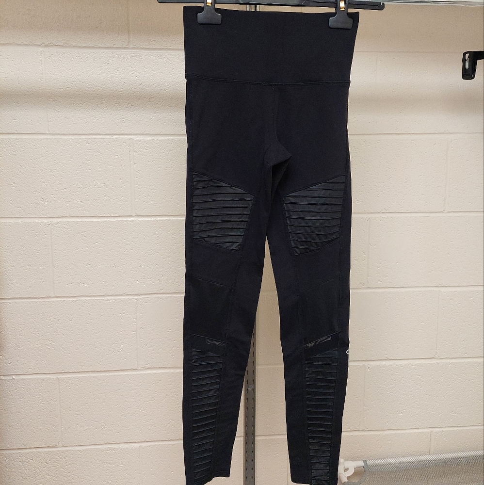 Women's  ALO  black yoga pants 🖤🤍 - Picture 3 of 3